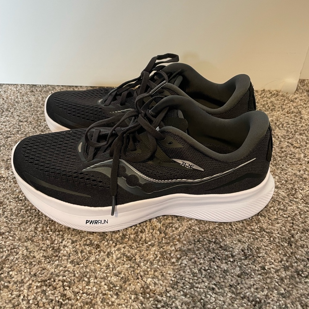 Women’s Saucony Ride 15 running shoe. Size 10.